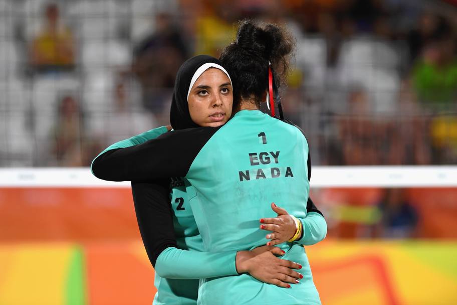 L’abbraccio fra Doaa Elghobashy e Nada Meawad (Getty Images)